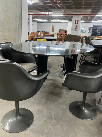 Mesa com tampo de mármore para escritório