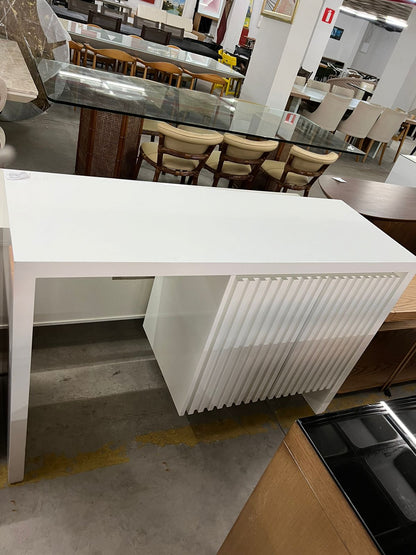 Aparador branco com espaço para frigobar