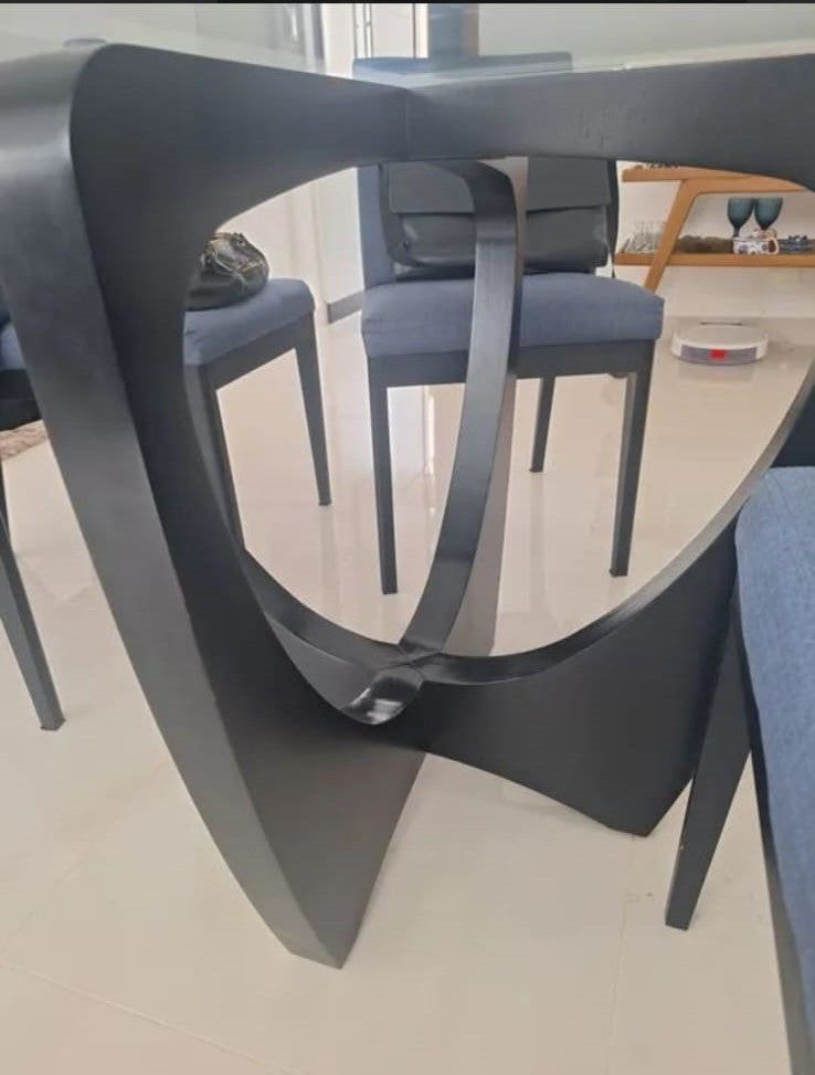 Mesa com pés ebanizados quadrada com tampo.de vidro