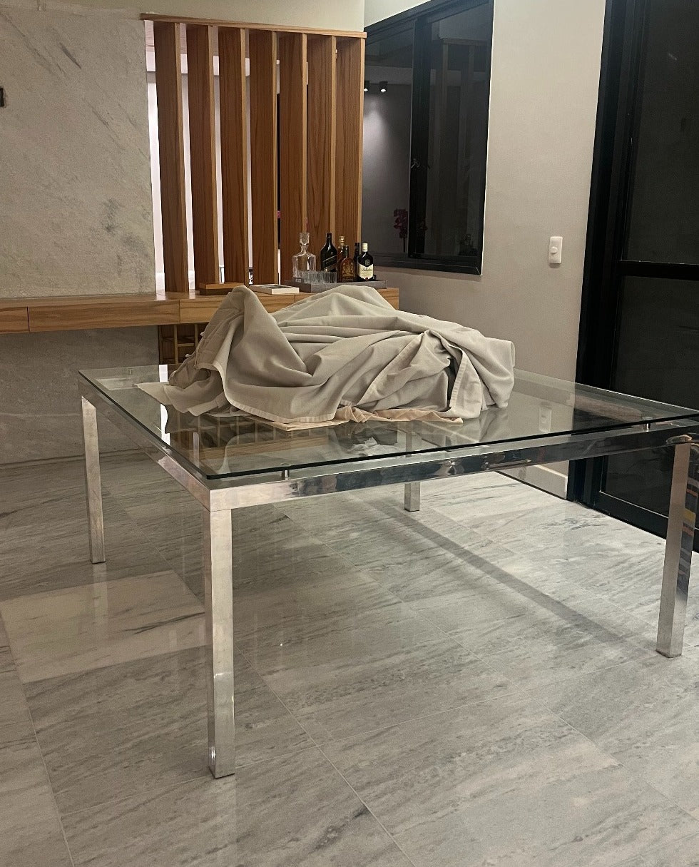 Mesa quadrada com tampo de vidro e pés de inox