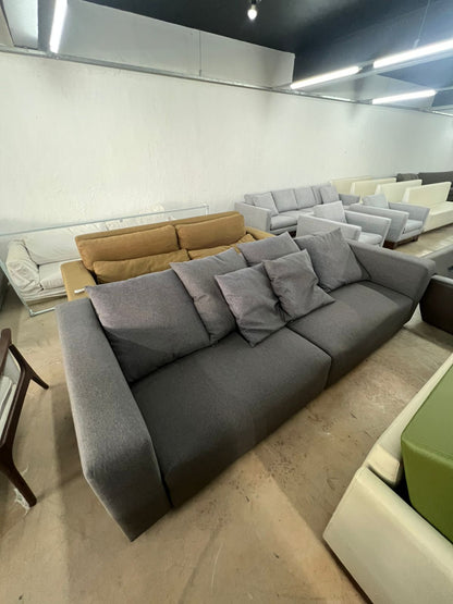 Sofá em linho retratil modular cor cinza com 6 almofadas Líder (38%)