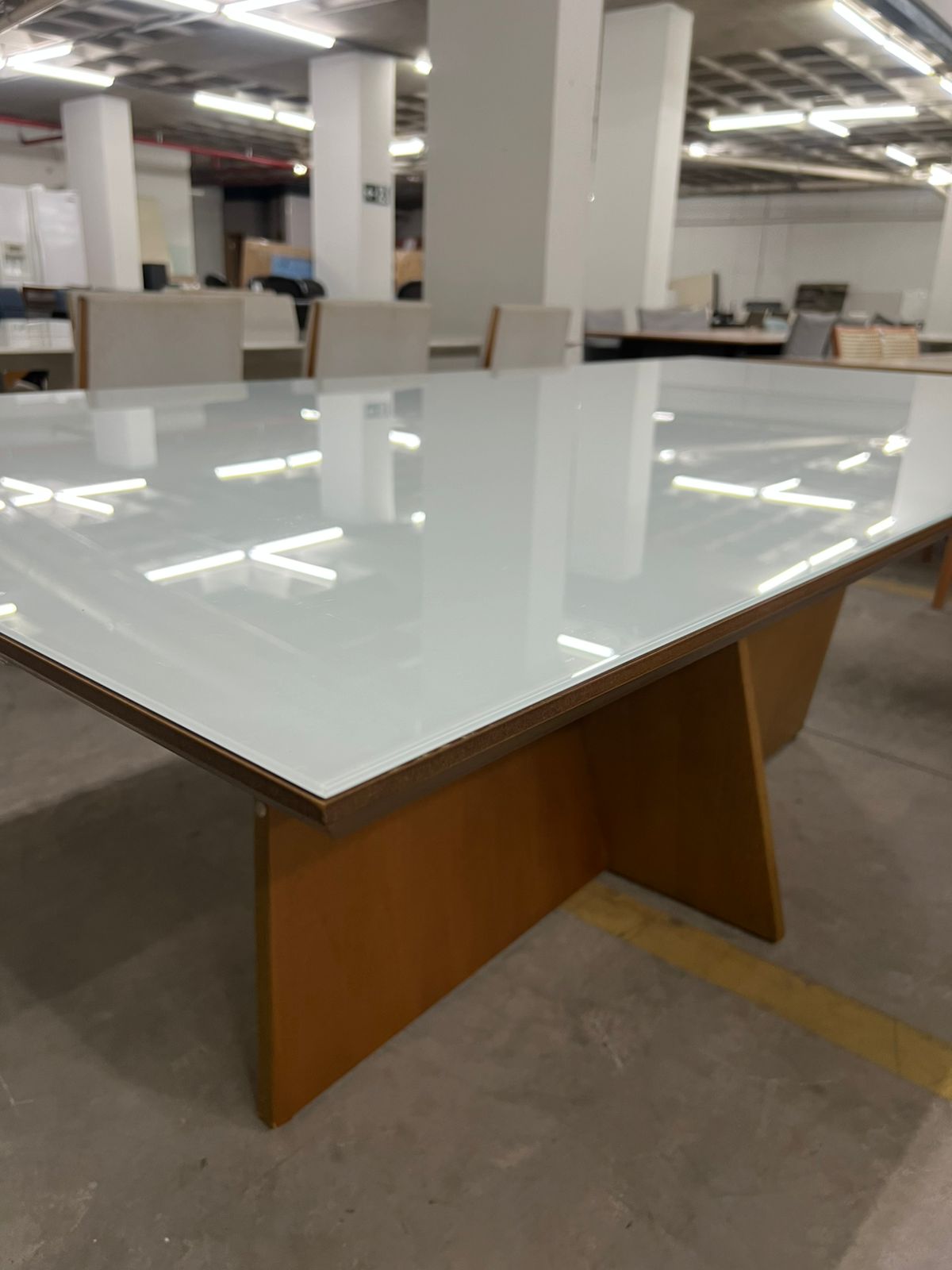Mesa para oito lugares, base de madeira e tampo revestido com vidro laqueado Snug House