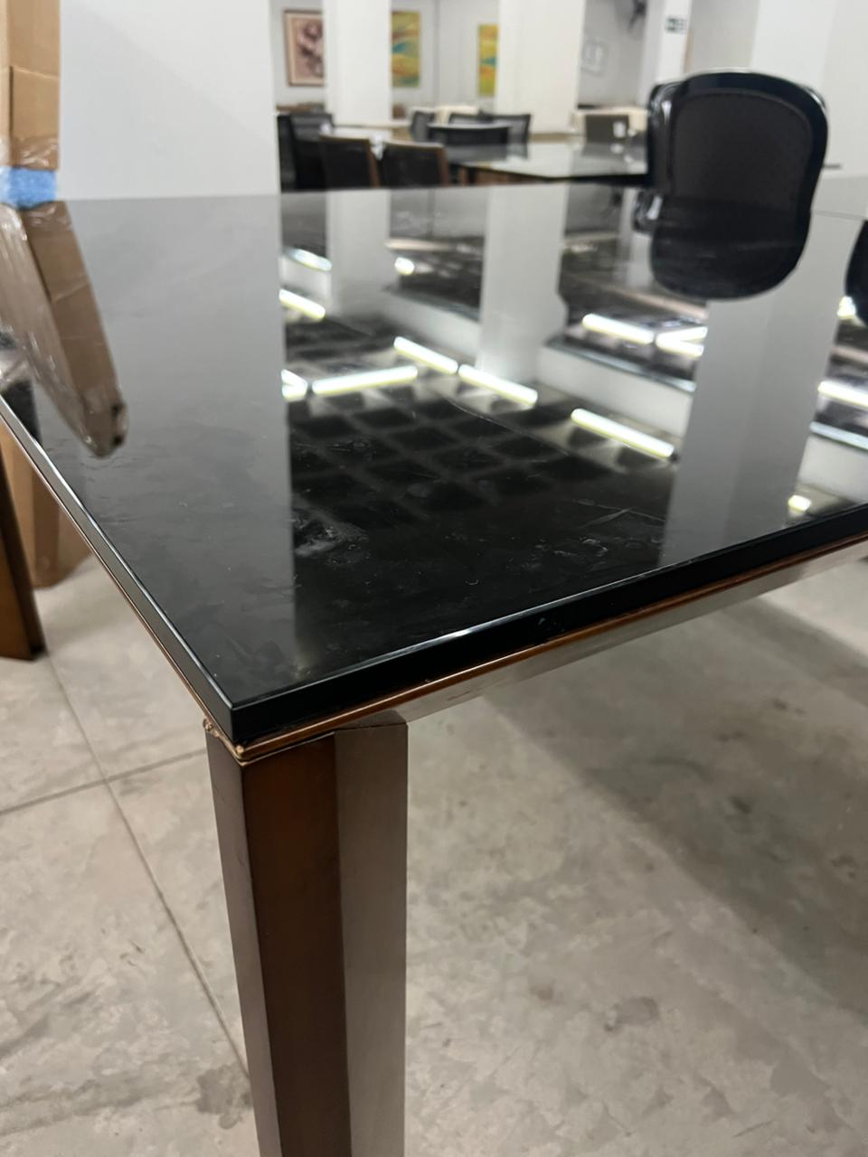 Mesa quadrada com vidro laqueado preto