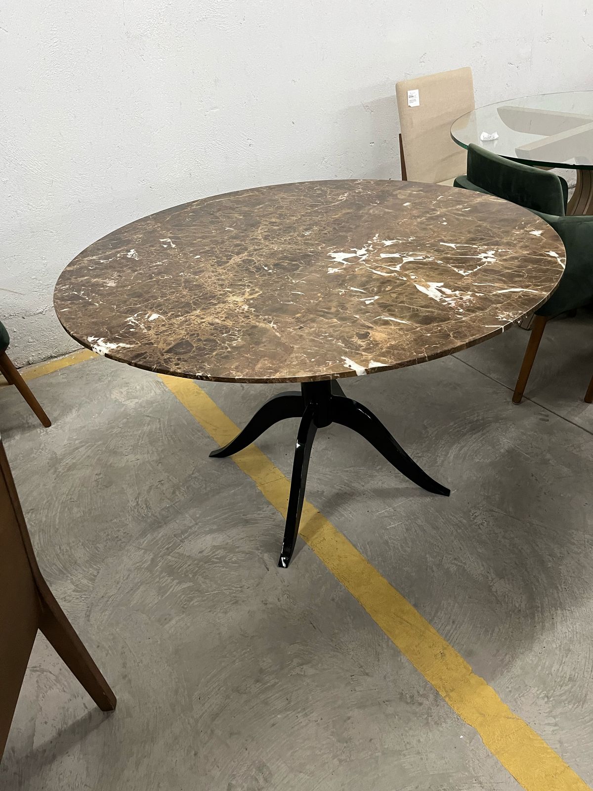 Mesa redonda com tampo de mármore imperial