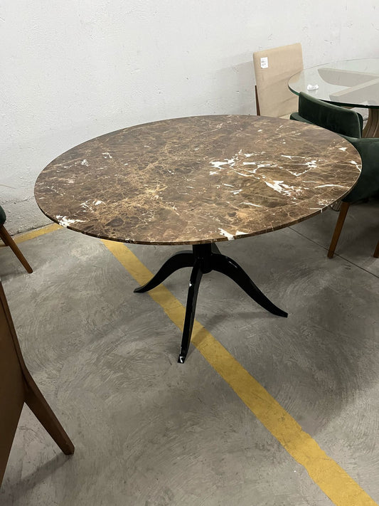 Mesa redonda com tampo de mármore imperial