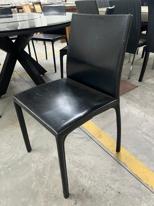 Cadeira de couro lonadas pretas ACCERVO DESIGN