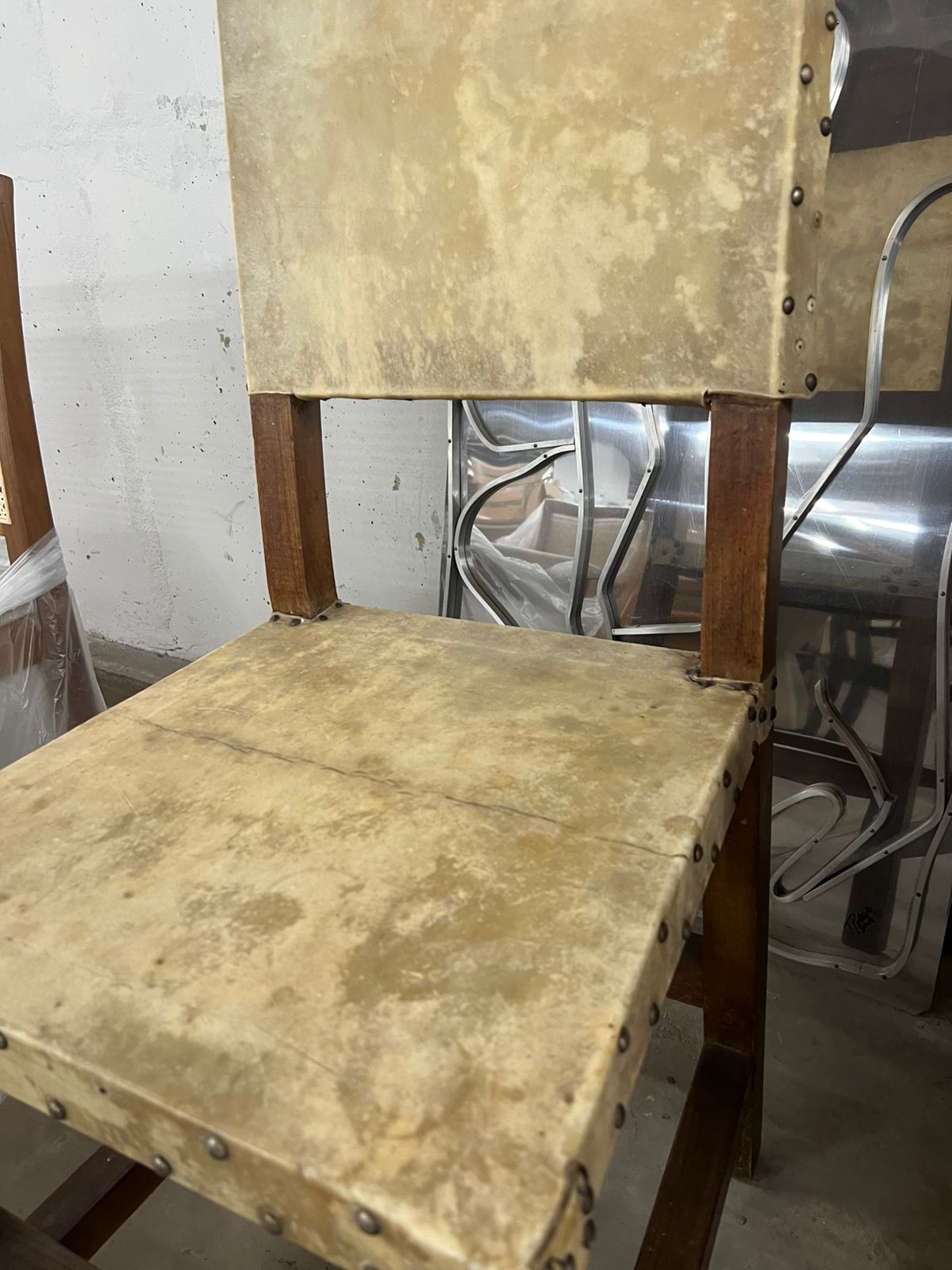 Cadeira em couro e tachinhas