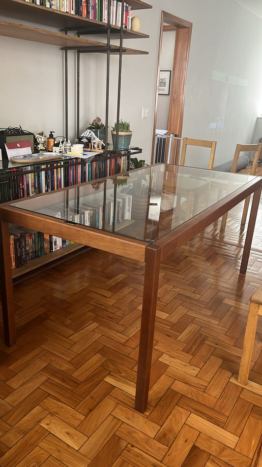 Mesa retangular com estrutura em madeira e tampo em vidro