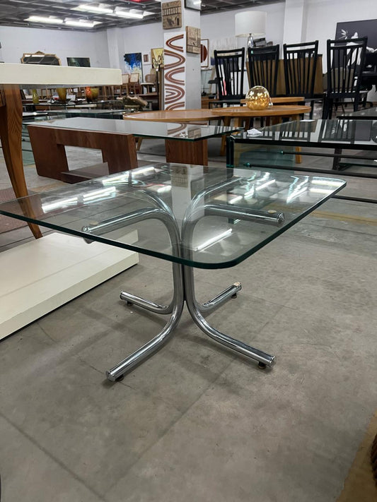 Mesa lateral tampo de vidro, pé em cruz arredondado
