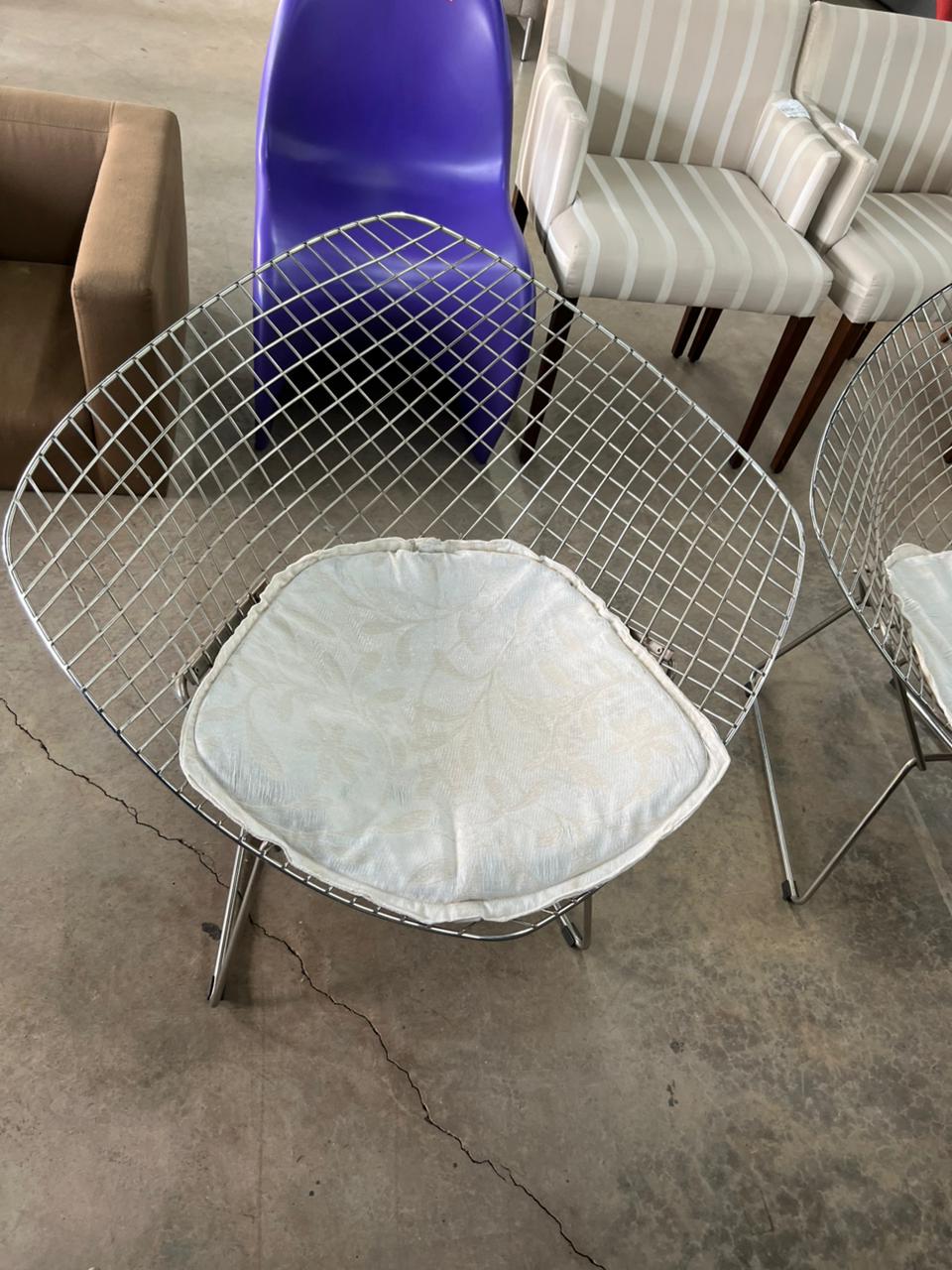 Bertoia de metal com assento branco