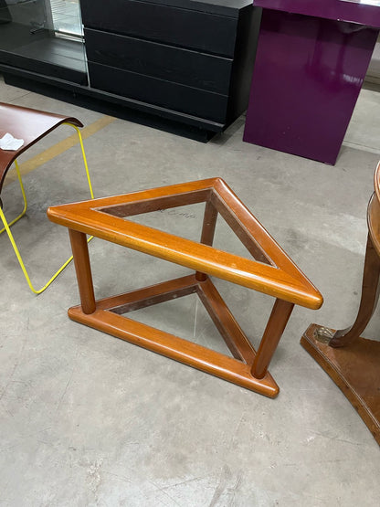 Mesa de canto triangular em madeira, acabamento em mogno, 2 vidros lisos e transparentes no topo e na base