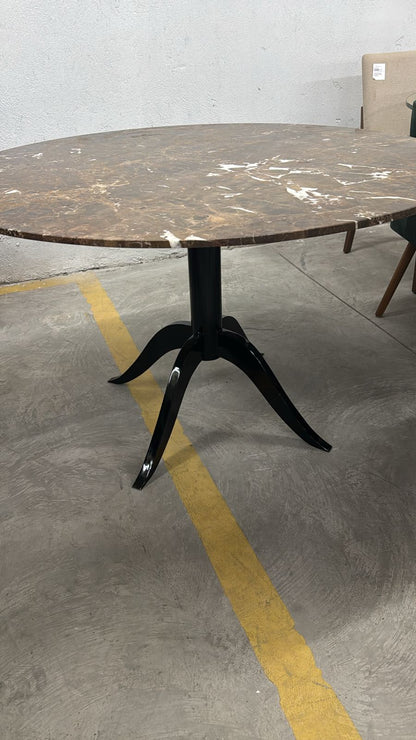Mesa redonda com tampo de mármore imperial