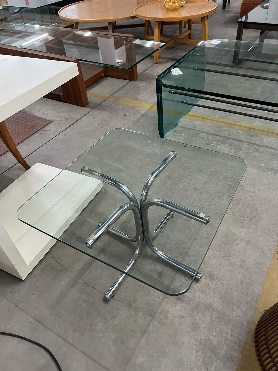 Mesa lateral tampo de vidro, pé em cruz arredondado