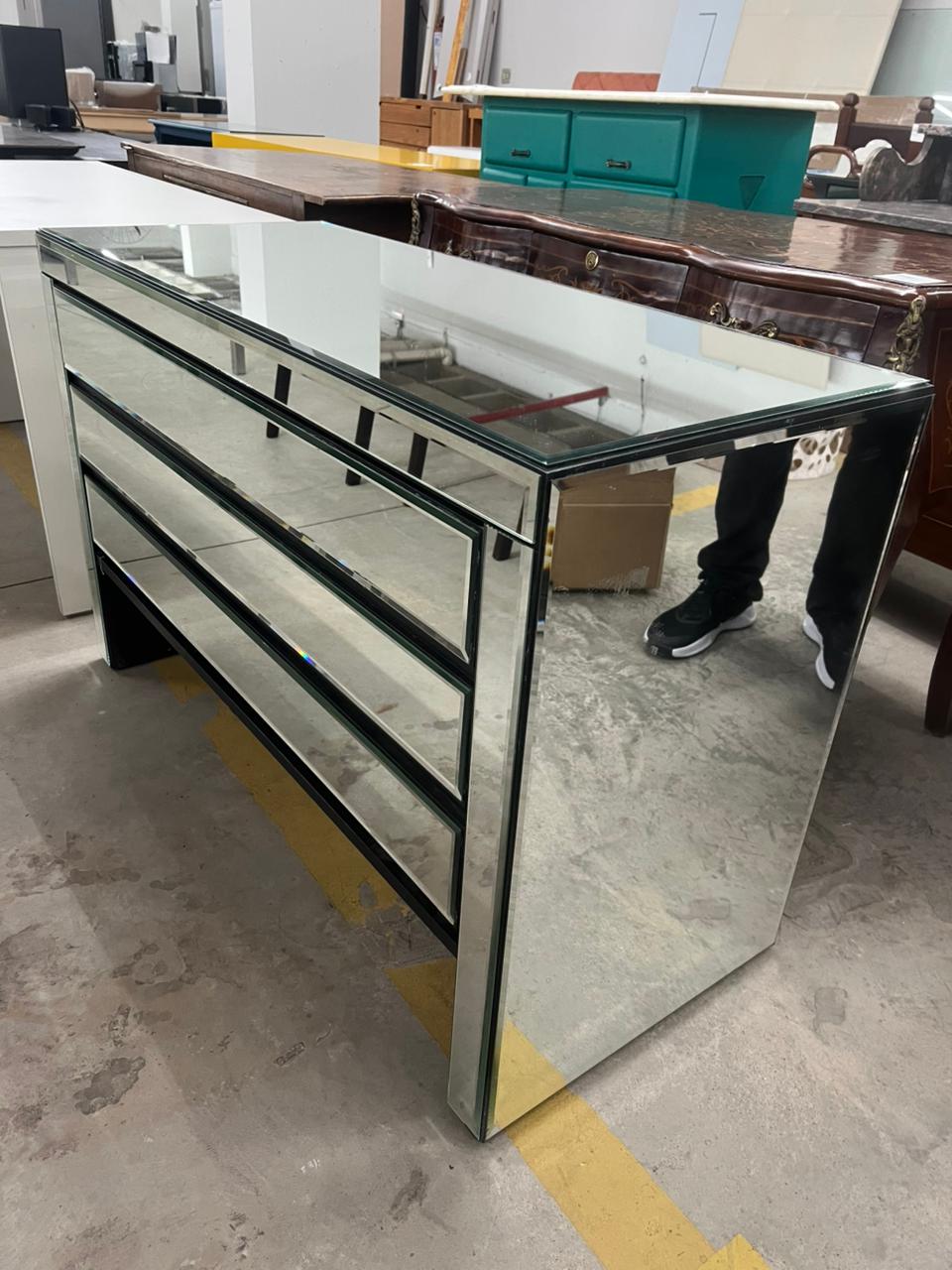 Comoda / Mesa de cabeceira espelhada com 3 gavetas