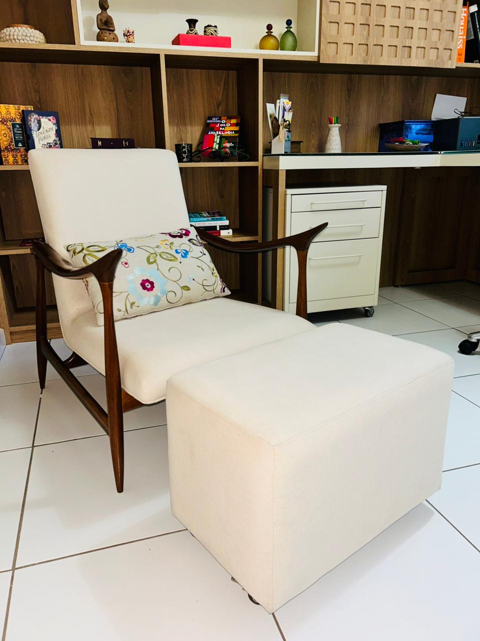 Poltrona jangada e puff estofados em tecido off white Micheliny Martins