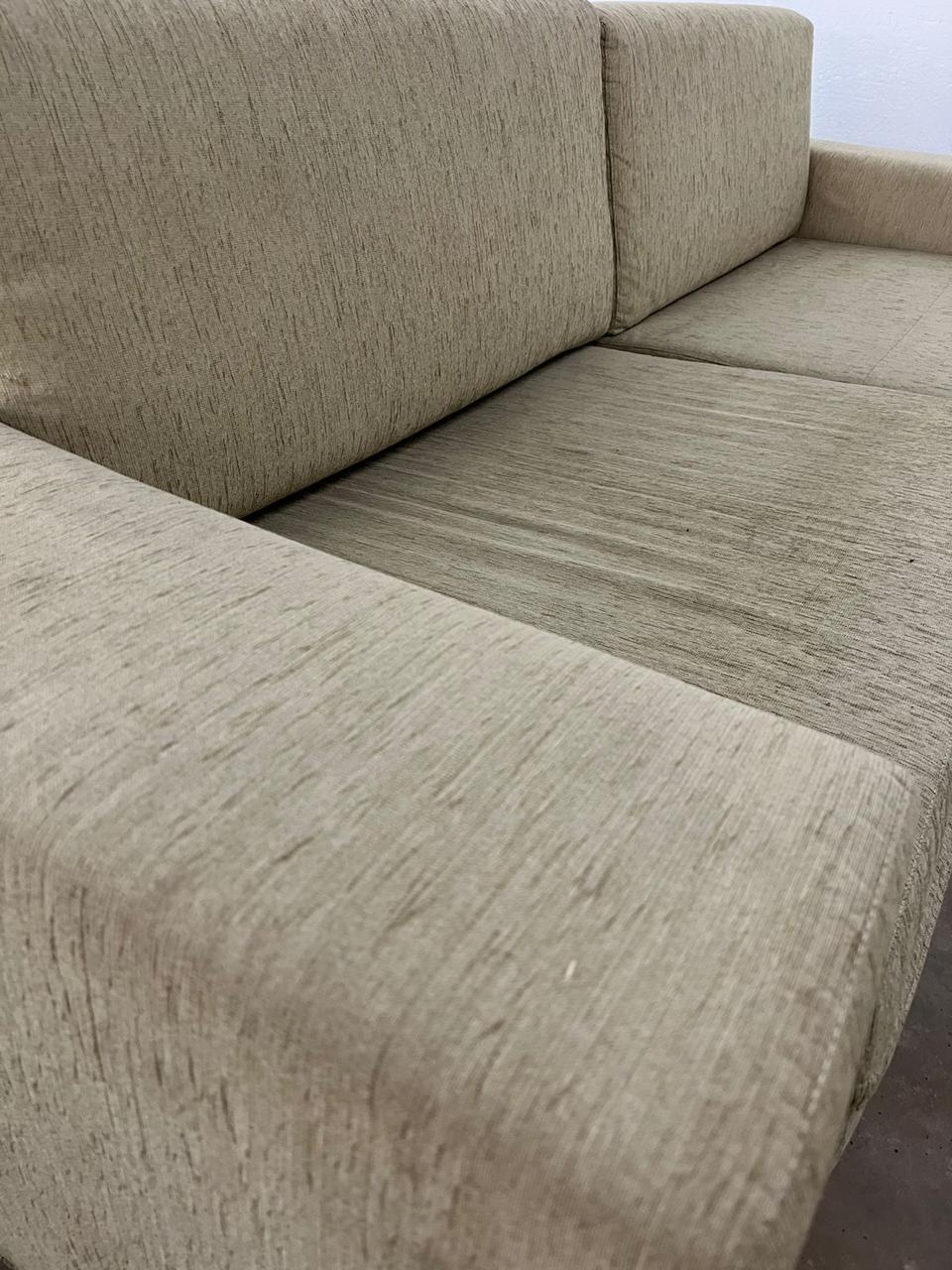 SOFÁ DE TECIDO BEGE 03 LUGARES (38%)