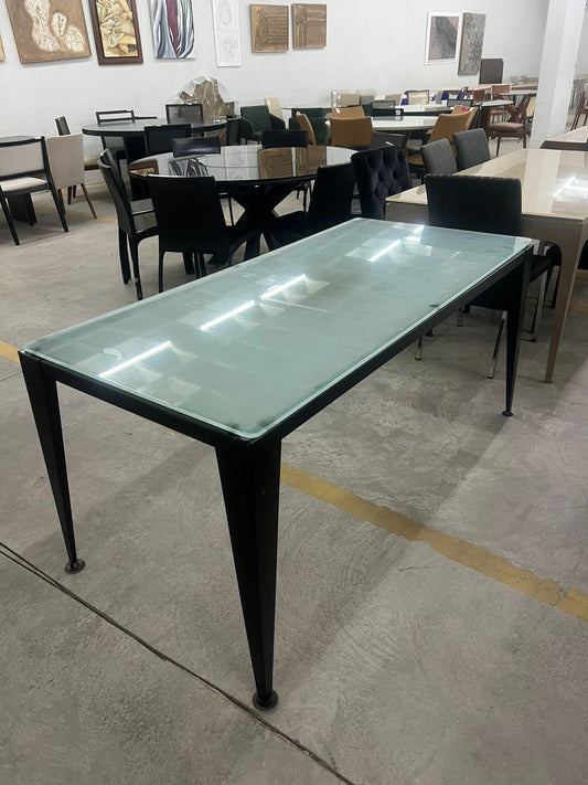 Mesa de escritório com base de ferro e tampo de vidro