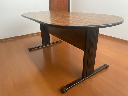 Mesa de reunião com pés em metal