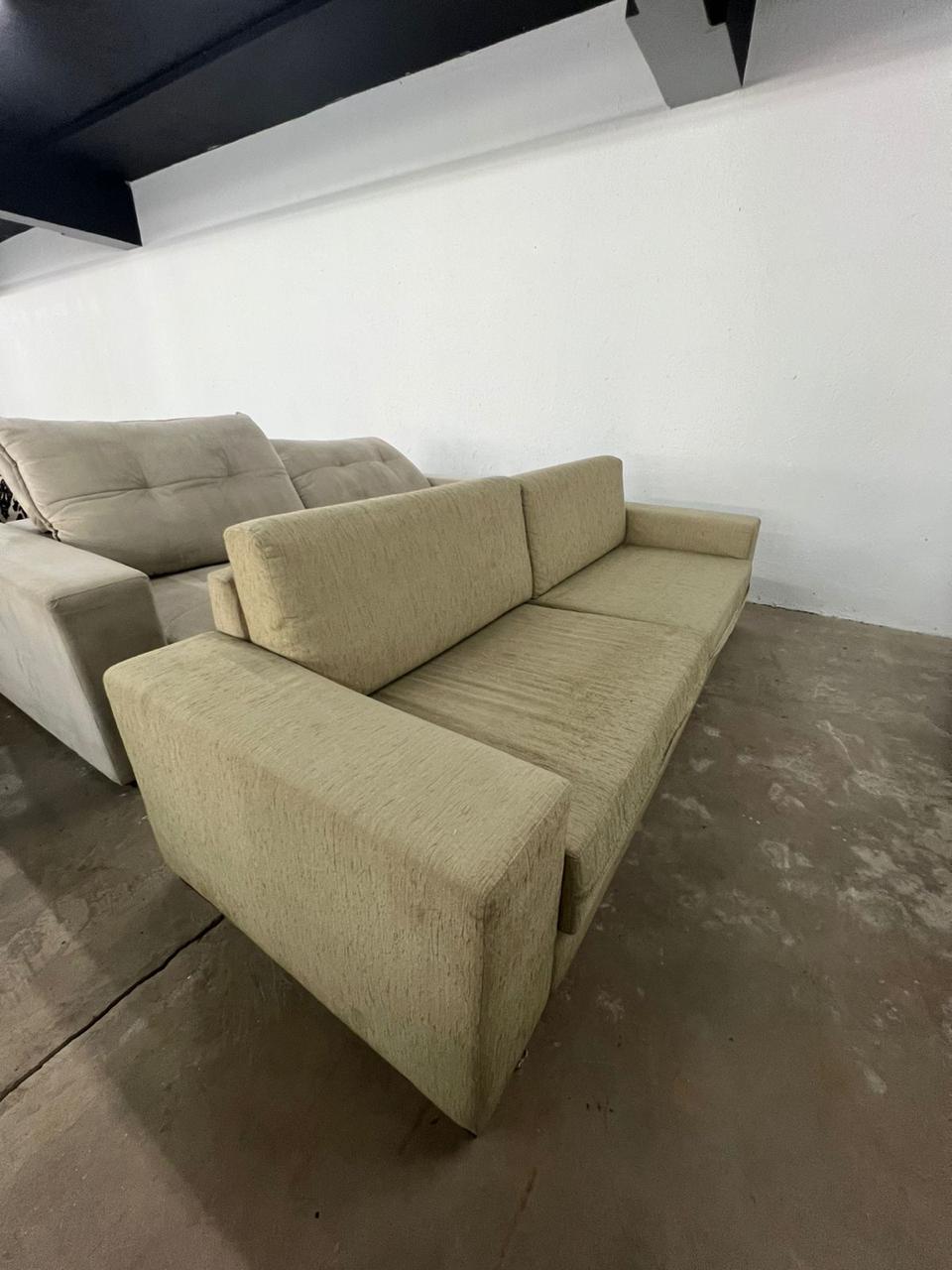 SOFÁ DE TECIDO BEGE 03 LUGARES (38%)