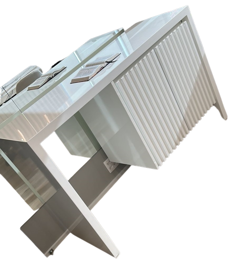 Aparador branco com espaço para frigobar