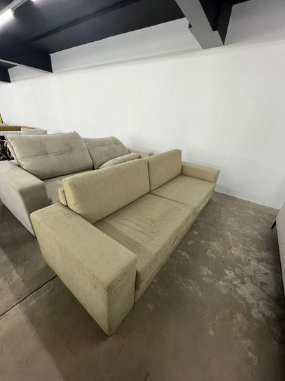 SOFÁ DE TECIDO BEGE 03 LUGARES (38%)