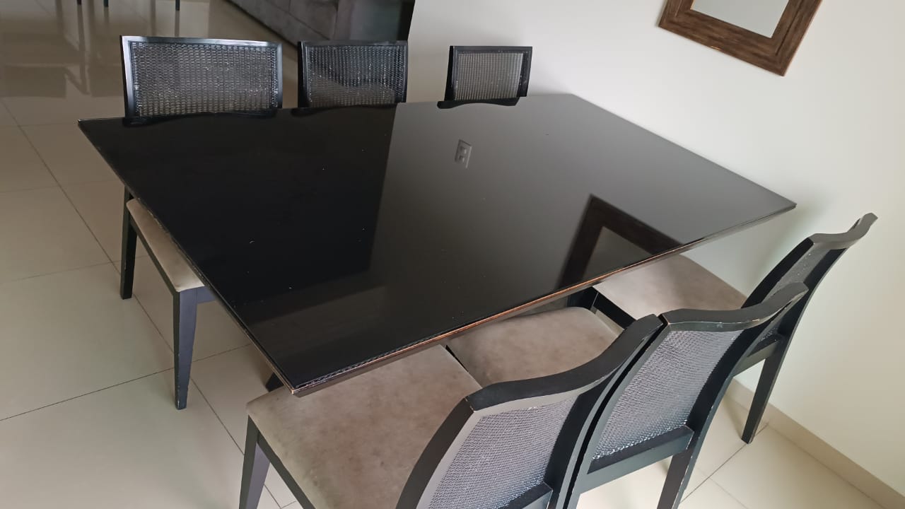 Mesa de jantar preta com tampo de vidro