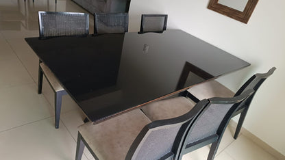 Mesa de jantar preta com tampo de vidro