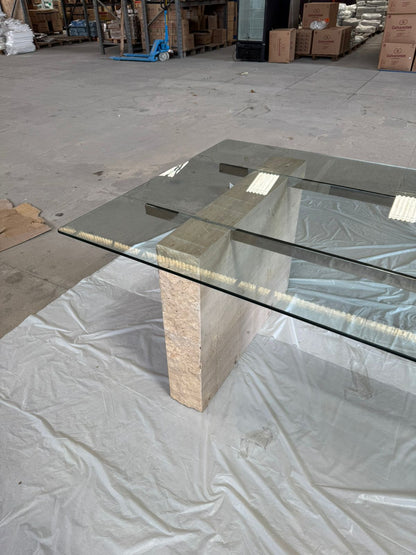 Mesa com tampo em vidro incolor de 10mm temperado com haste inox e os pés em travertino romano