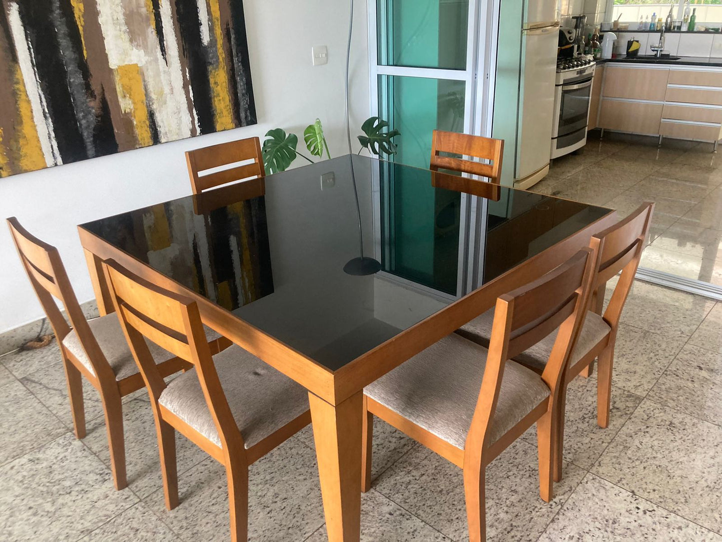 Mesa de jantar de madeira com tampo de vidro laqueado