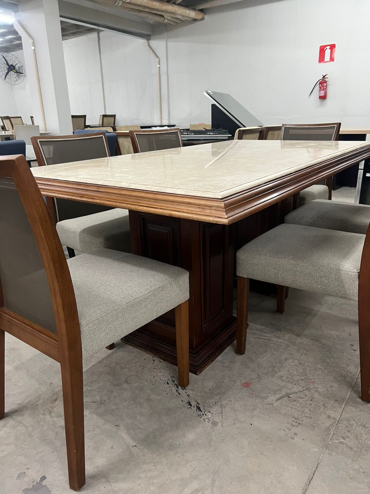 Mesa de madeira com tampo de mármore
