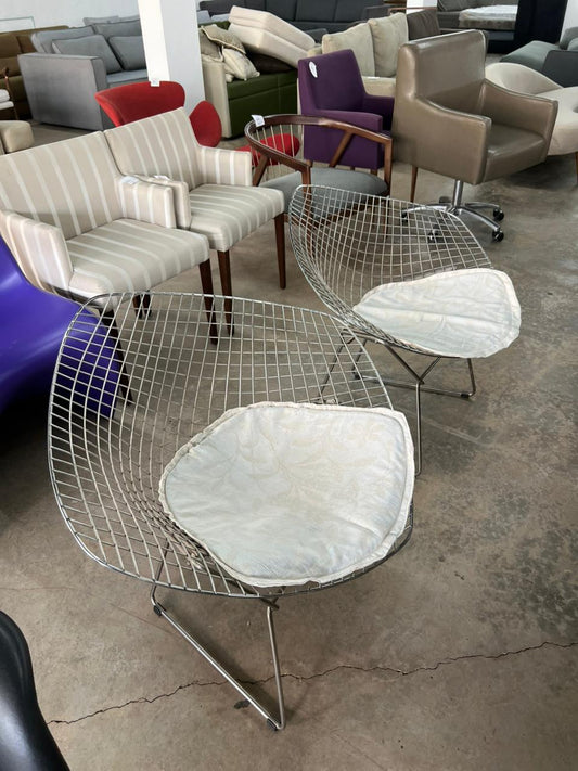 Bertoia de metal com assento branco