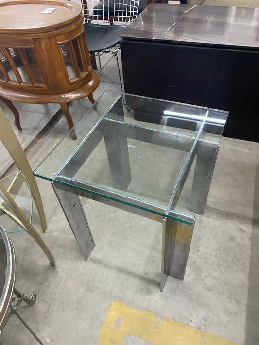 mesa lateral de inox e tampo de vidro