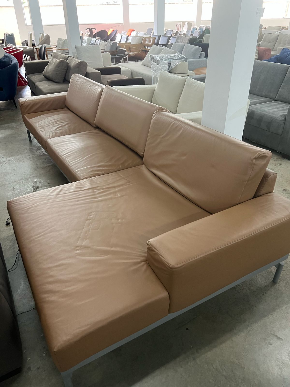 Sofa Breton couro caramelo