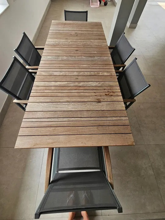 Mesa Farah com tampo de madeira cumaru + 6 cadeiras aquarela do Brasil alumínio e madeira cumaru MAC