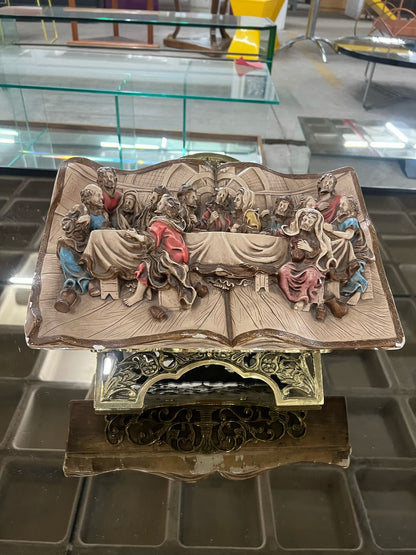 Porta bíblia em aço para apoio a "Biblia" com Santa em ceia em gesso