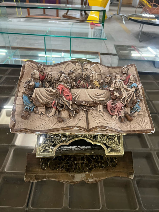 Porta bíblia em aço para apoio a "Biblia" com Santa em ceia em gesso