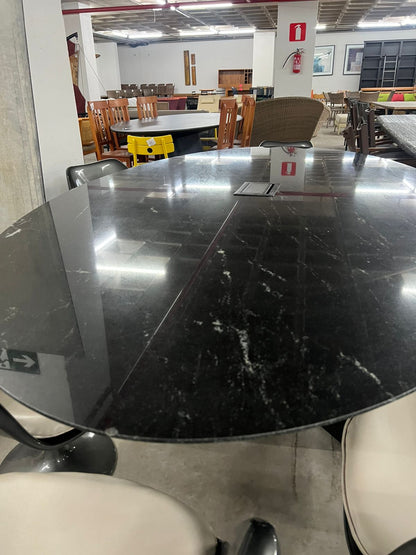 Mesa com tampo de mármore para escritório