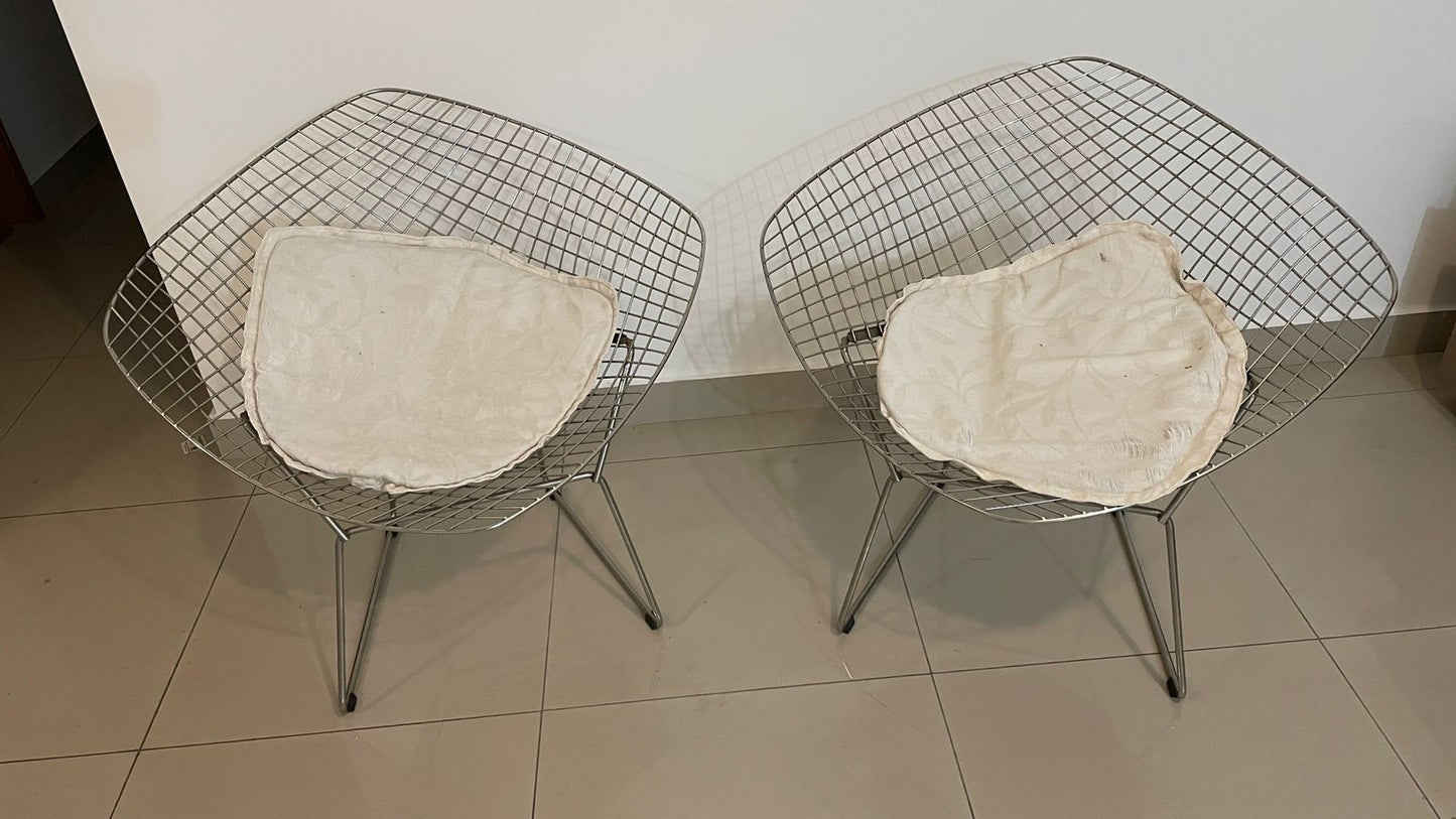 Bertoia de metal com assento branco