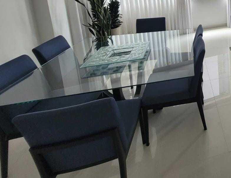 Mesa com pés ebanizados quadrada com tampo.de vidro
