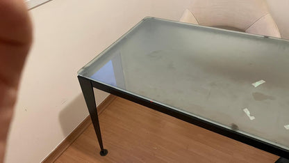 Mesa de escritório com base de ferro e tampo de vidro