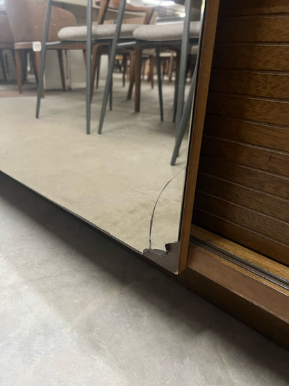 Buffet de madeira com porta espelhada