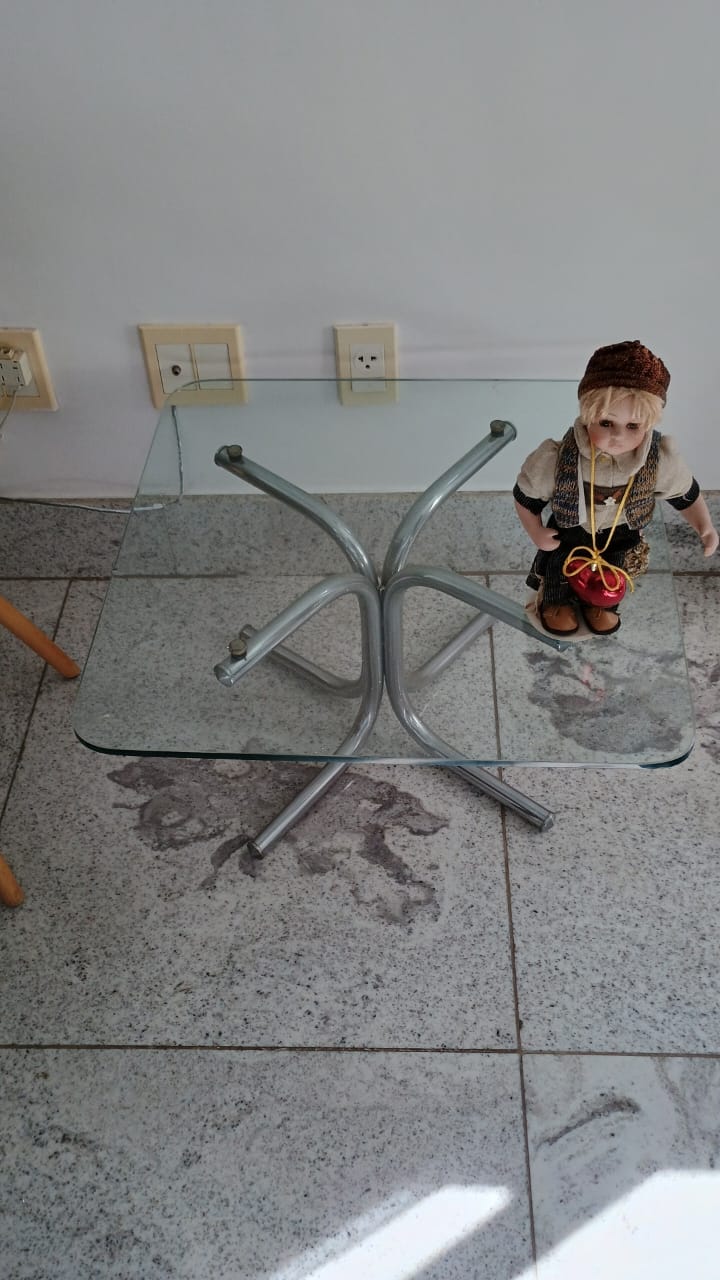 Mesa lateral tampo de vidro, pé em cruz arredondado