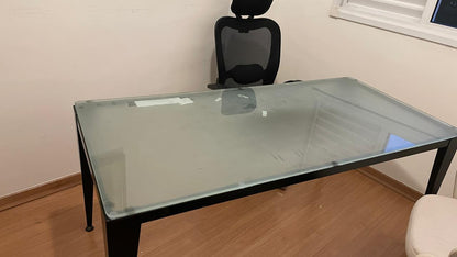 Mesa de escritório com base de ferro e tampo de vidro