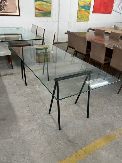 Mesa com tampo de vidro e pés de cavalete (38%)