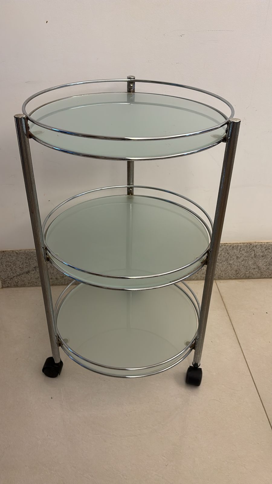 Mesa de vidro com inox lateral de 3 andares (32%)