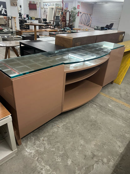 Buffet laqueado com tampo de vidro