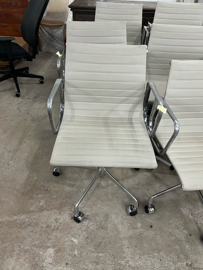 Cadeira de escritório Classica Design com rodinhas