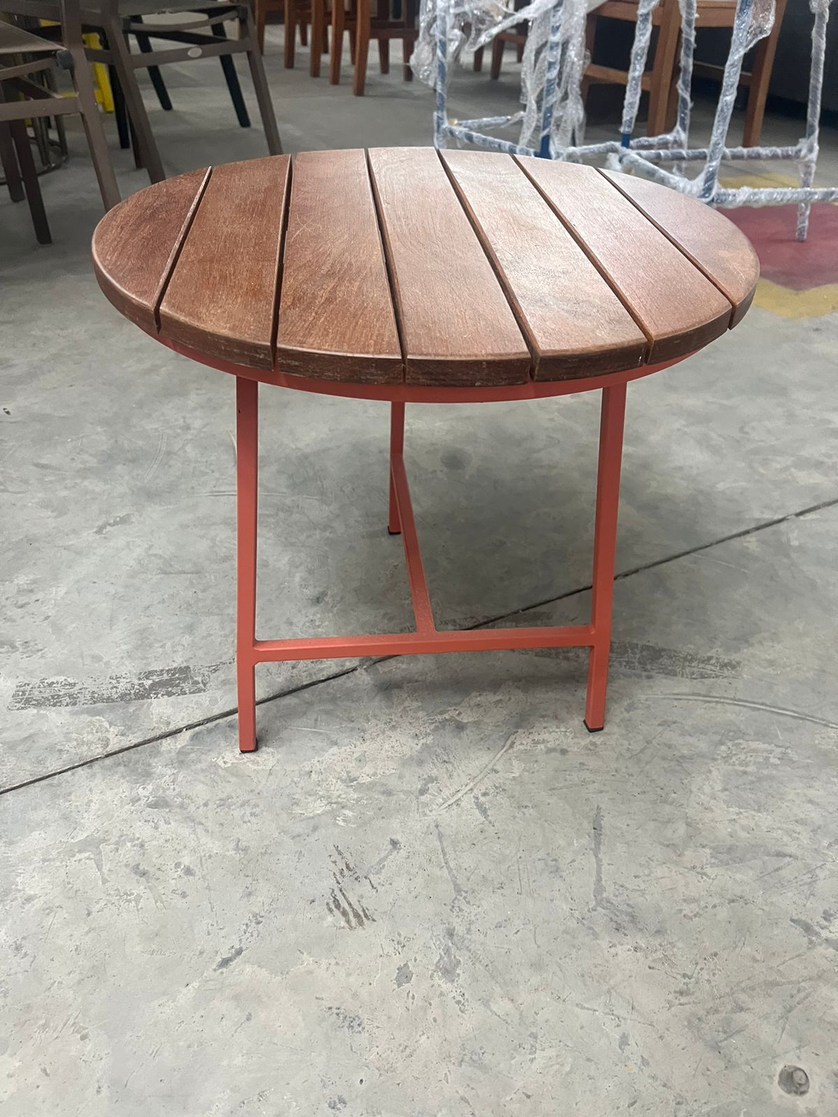 Mesa lateral Air com pés laranja