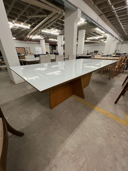 Mesa para oito lugares, base de madeira e tampo revestido com vidro laqueado Snug House