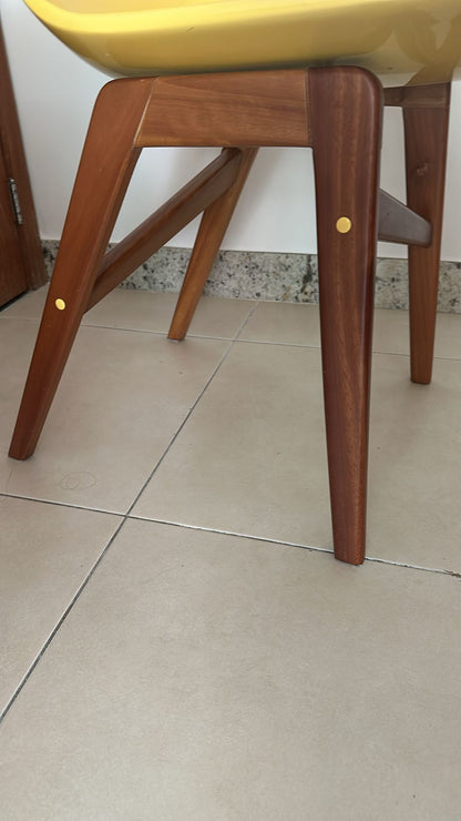 Cadeira em laca amarela